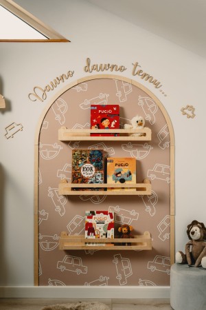 Drewniany łuk z napisem dawno dawno temu