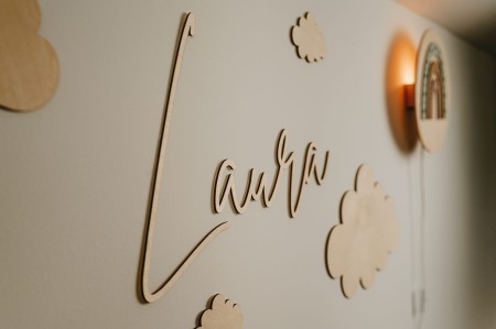 personalizowany napis z chmurkami do pokoju dziecięcego