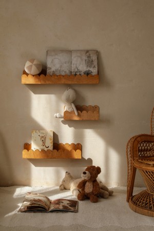 półka falbanka vintage z drewna na ścianie w pokoju dziecka