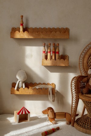 półka falbanka vintage z książkami