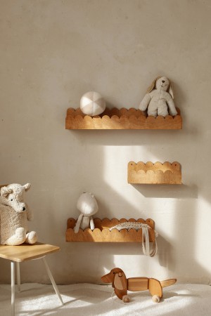 drewniana półka ze sklejki z falbanką