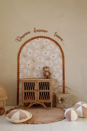 łuk drewniany z napisem dawno dawno temu