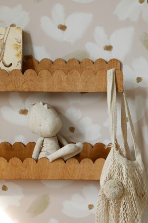 półki dziecięce falbanki drewno vintage aranżacja