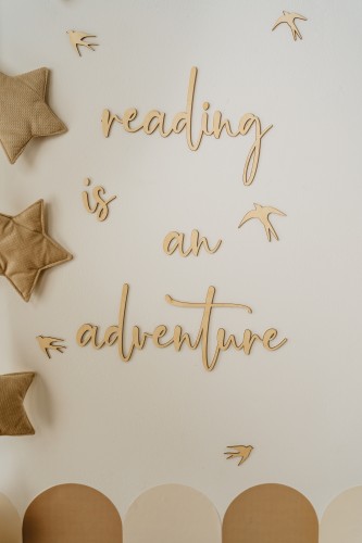 Przejdź do produktu Dekoracja ścienna drewniany napis do pokoju dziecięcego "Reading is an adventure"