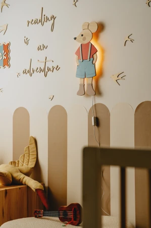 Drewniany napis do pokoju dziecka Reading is an Adventure, dekoracja ścienna w naturalnym stylu, wykonana w Polsce z brzozowej sklejki.