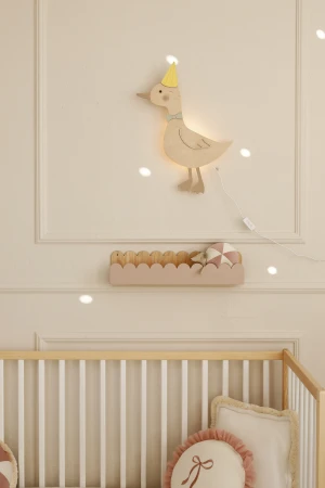 Drewniana lampka nocna gąska na ścianę do pokoju dziecka, dekoracyjne oświetlenie do przytulnej aranżacji