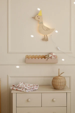 Lampka ścienna gąska w aranżacji pokoju dziecięcego, drewniana lampka nocna pasująca do naturalnych i pastelowych wnętrz