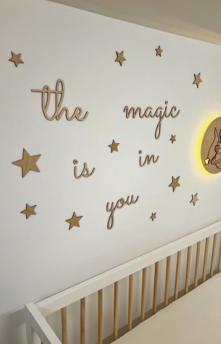 Przejdź do produktu Dekoracja ścienna do pokoju dziecięcego drewniany napis “the magic is in you”
