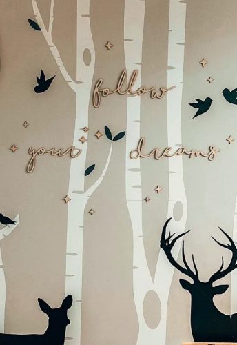 Przejdź do produktu Dekoracja ścienna do pokoju dziecięcego drewniany napis “follow your dreams”