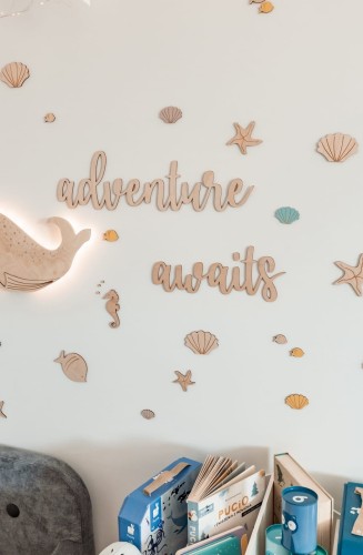 Przejdź do produktu Dekoracja ścienna drewniany napis do pokoju dziecięcego "adventure awaits"