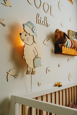 Lampka nocna babcia owca do pokoju dziecięcego, naturalne drewno, widoczne usłojenie i ręcznie wykonane detale.