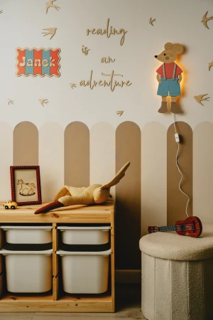 Lampka nocna mysiorek do pokoju dziecka, drewniana dekoracja ścienna w stylu retro z ciepłym światłem.