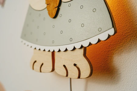 Lampka króliczek retro do pokoju dziewczynki, naturalne drewno, retro detale i ciepłe światło do wieczornego wyciszenia.