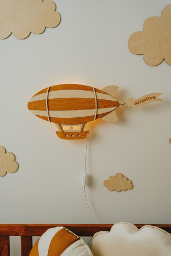 Przejdź do produktu Drewniana lampka ścienna Sterowiec Zeppelin do pokoju dziecka