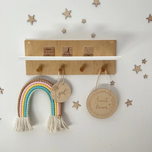 Przejdź do produktu Drewniana półka do pokoju dziecięcego z haczykami