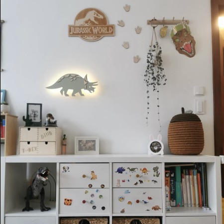 drewniana lampka nocna dinozaur