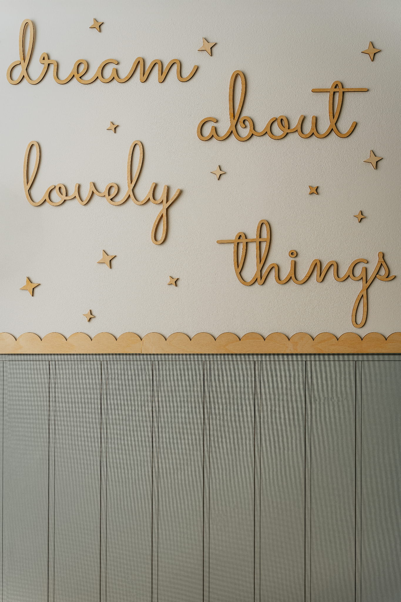 Dekoracja ścienna drewniany napis do pokoju dziecka “dream about lovely things”