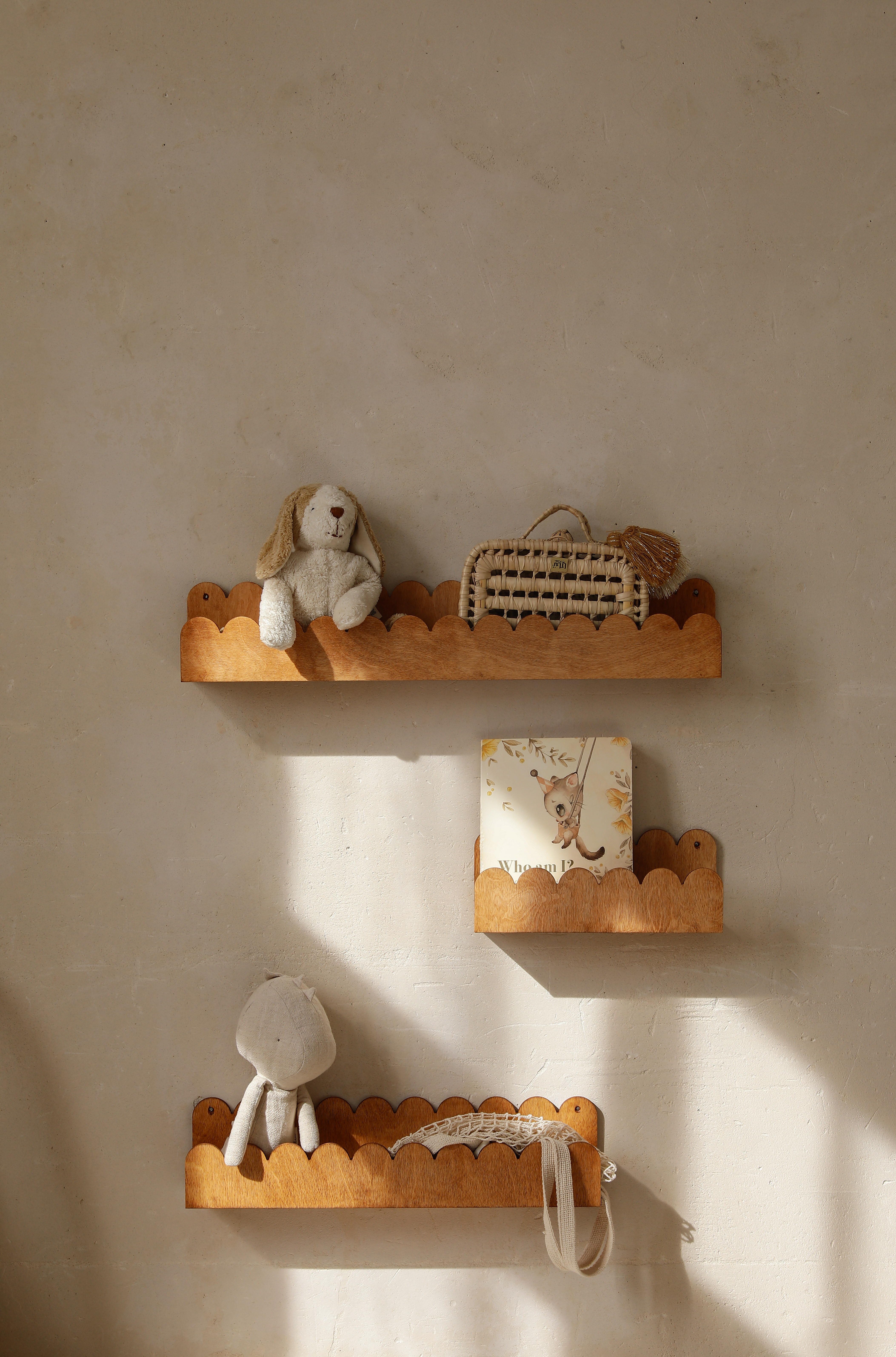 półka falbanka vintage drewniana na ścianie