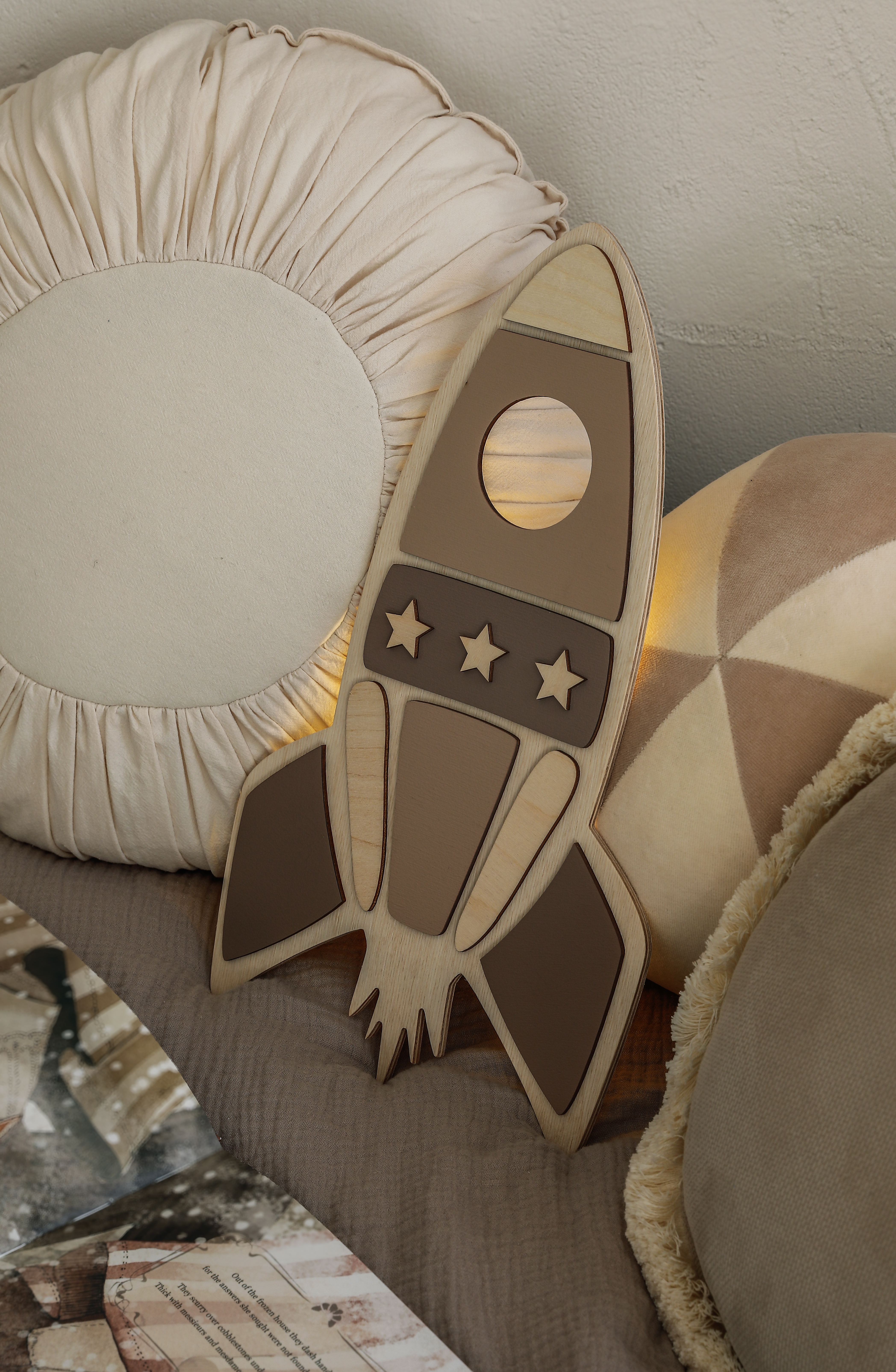 Rakieta kosmiczna drewniana lampka nocna do pokoju dziecięcego 