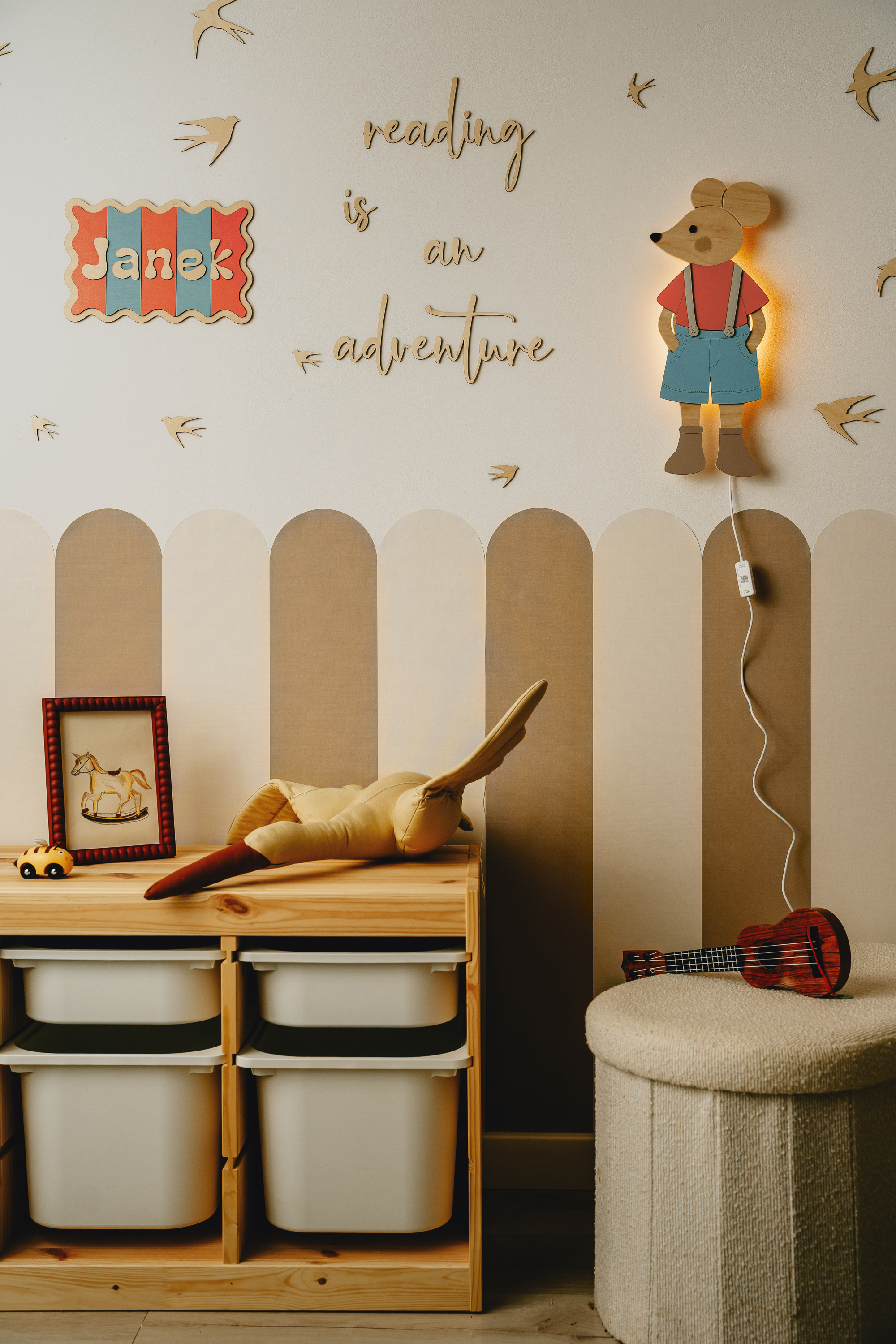 Lampka nocna mysiorek do pokoju dziecka, drewniana dekoracja ścienna w stylu retro z ciepłym światłem.