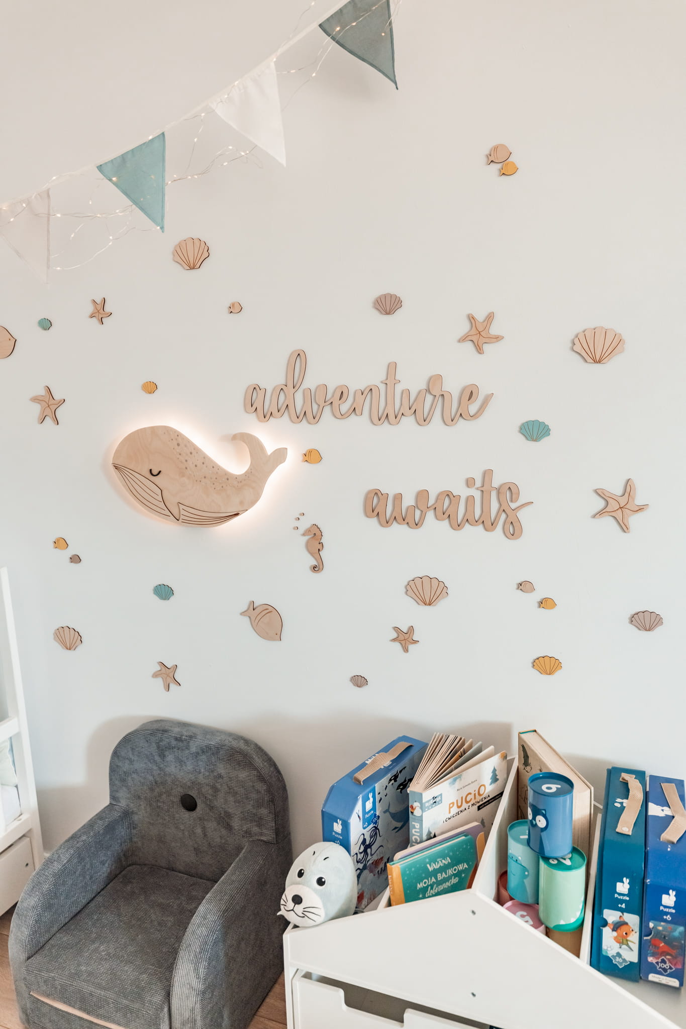 Dekoracja ścienna drewniany napis do pokoju dziecięcego "adventure awaits"