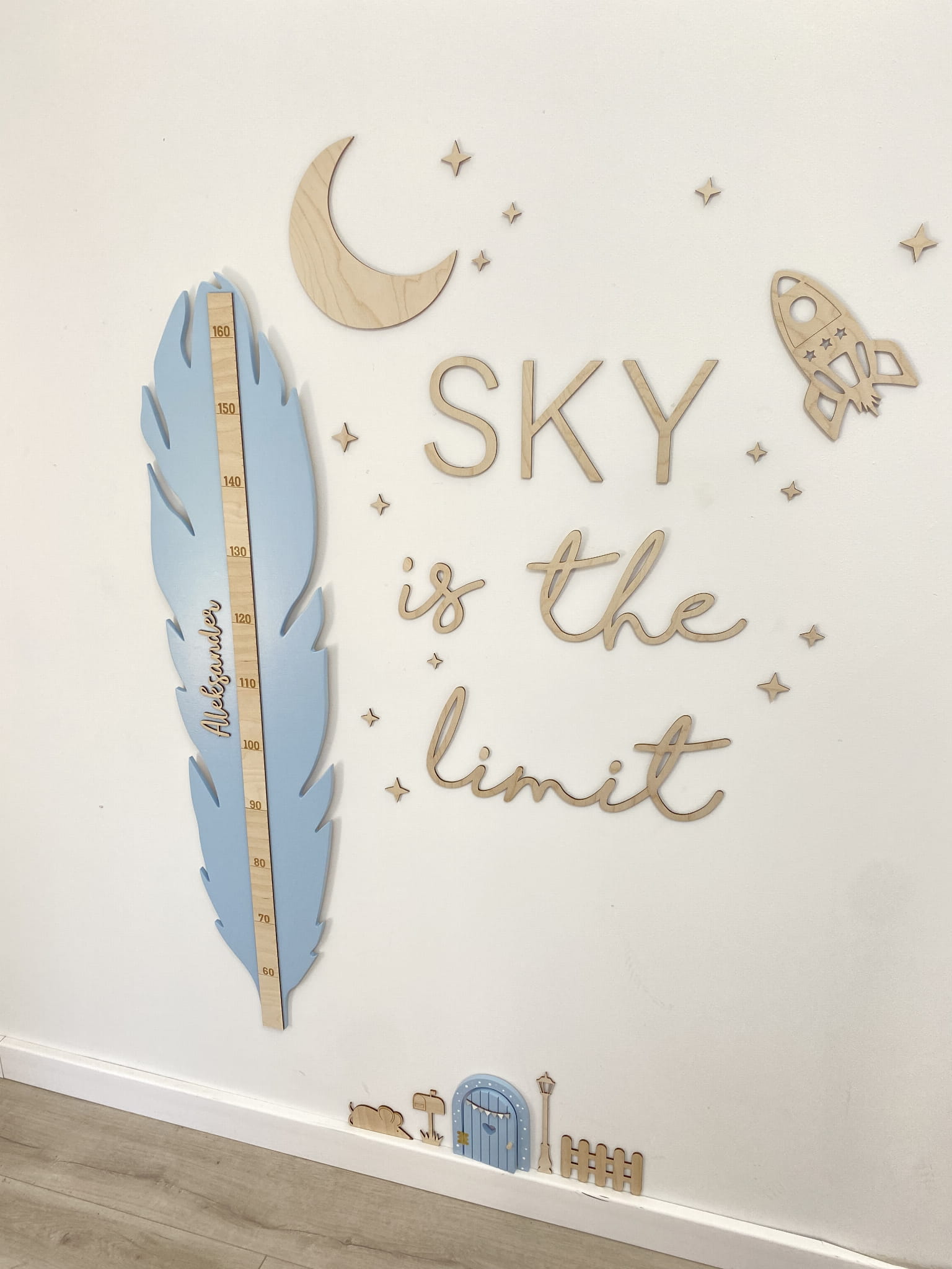 Drewniana dekoracja ścienna do pokoju dziecięcego "SKY is the limit"