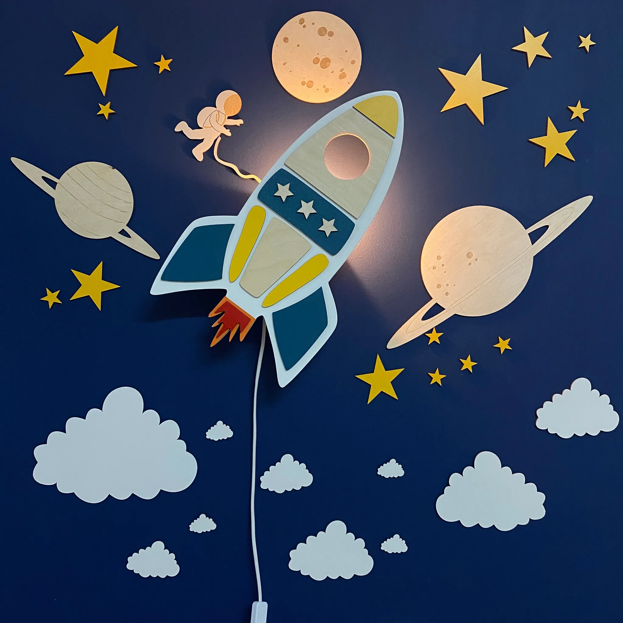 Zestaw dekoracji kosmicznych – planety, kosmonauta, chmurki i gwiazdki do pokoju dziecięcego
